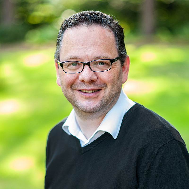 Dr. Oliver Niedostadek